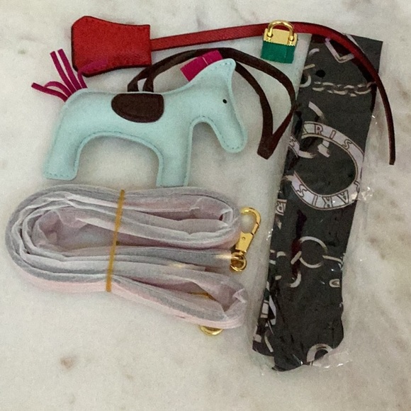 Red Leather Satchel Crossbody Handbag 26 CM - Picture 5 of 7